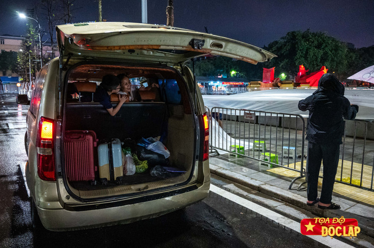 Nhiều gia đình sống ở các tỉnh lân cận di chuyển bằng ôtô về Hà Nội. Họ có mặt tại khu vực này từ lúc 20-22h, mang theo đầy đủ đồ cắm trại, thức ăn, nước uống.