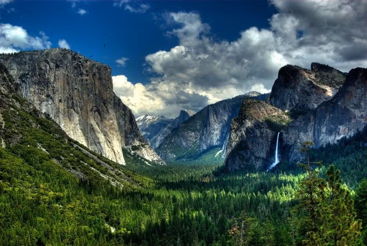 Đón hàng triệu du khách mỗi năm. Khoảng 4 triệu người đến chiêm ngưỡng vẻ hùng vĩ của Yosemite hằng năm. Ảnh: Pinterest.