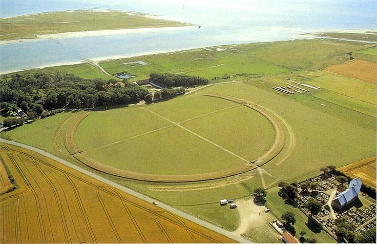 Gắn liền với vua Harald Bluetooth. Phần lớn các thành lũy loại này được xây dựng vào cuối thế kỷ 10 dưới thời vua Harald Bluetooth của Đan Mạch. Công trình được cho là một phần trong nỗ lực củng cố quyền lực và kiểm soát quân sự của vị vua này trong giai đoạn ông thống nhất các vùng đất Bắc Âu. Ảnh: Pinterest.