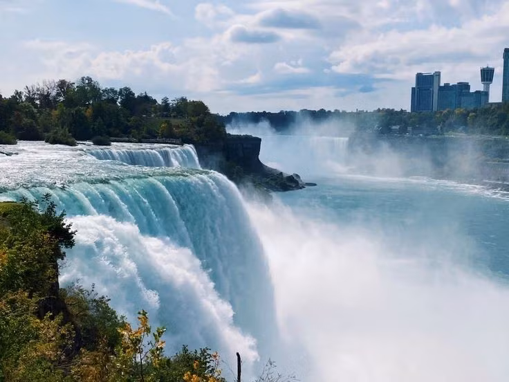 Hệ thống thác gồm ba phần. Niagara thực chất là tổ hợp ba thác: Horseshoe (Canada), American Falls và Bridal Veil (Mỹ). Ảnh: Pinterest.
