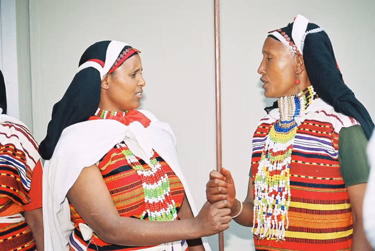 Trang phục truyền thống mang ý nghĩa biểu tượng. Trang phục Oromo thường có màu trắng chủ đạo, kết hợp hoa văn dệt thủ công, thể hiện sự thuần khiết, gắn bó cộng đồng và niềm tự hào dân tộc. Ảnh: Pinterest.