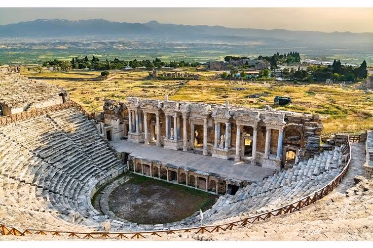 Thành phố cổ Hierapolis ngay phía trên. Trên đỉnh các bậc thang trắng là tàn tích của Hierapolis – thành phố được xây dựng từ thế kỷ 2 TCN. Nơi đây từng nổi tiếng với nhà hát lớn, nghĩa địa cổ và các công trình tắm nước nóng phục vụ cư dân La Mã. Ảnh: Pinterest.