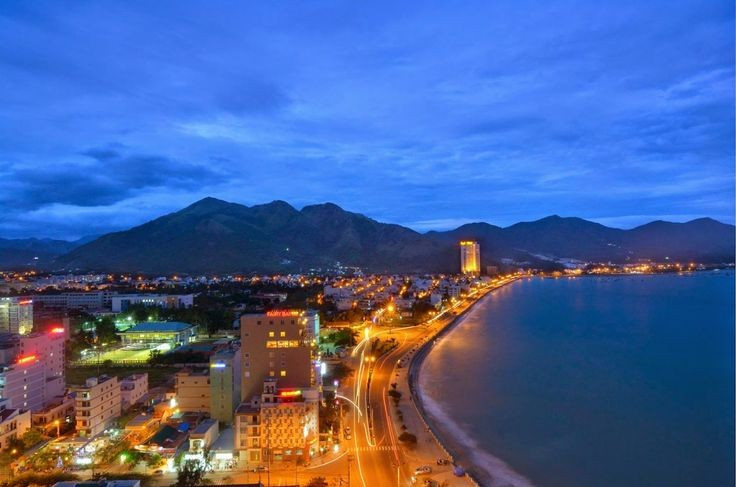 Biển Nha Trang (Khánh Hòa). Bãi cát trắng cùng ánh trăng vàng rực phản chiếu trên sóng biển tạo nên không gian lãng mạn khó tả. Ảnh: Pinterest.