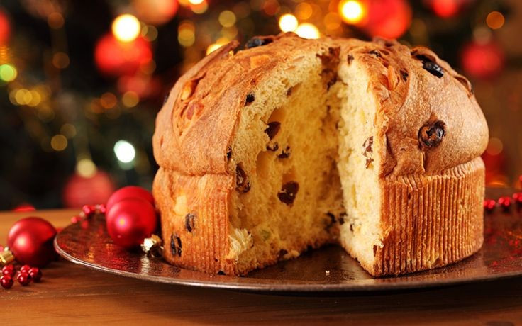 Bánh panettone – biểu tượng Giáng sinh nước Ý. Món bánh xốp, thơm, kết hợp nho khô và vỏ cam được ghi nhận từ thế kỷ 15 tại Milan, nay trở thành món quà lễ hội phổ biến khắp thế giới. Ảnh: Pinterest.