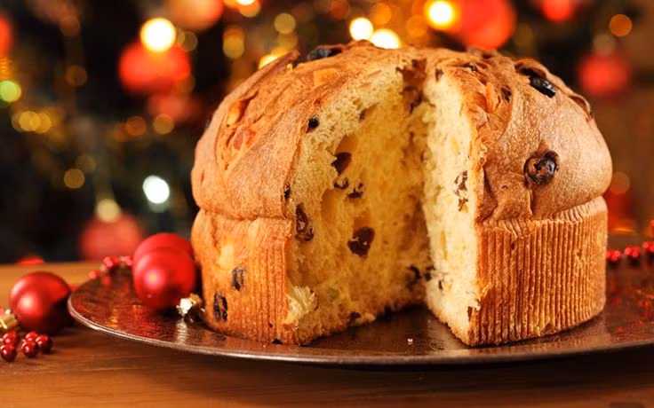 Bánh panettone – biểu tượng Giáng sinh nước Ý. Món bánh xốp, thơm, kết hợp nho khô và vỏ cam được ghi nhận từ thế kỷ 15 tại Milan, nay trở thành món quà lễ hội phổ biến khắp thế giới. Ảnh: Pinterest.