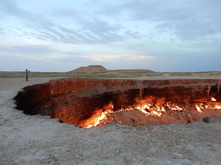 3. Hố được đốt chủ động để ngăn khí độc. Để tránh khí độc lan ra, các nhà khoa học quyết định đốt hố với hy vọng ngọn lửa sẽ tắt trong vài tuần – nhưng nó vẫn cháy đến nay. Ảnh: Pinterest.