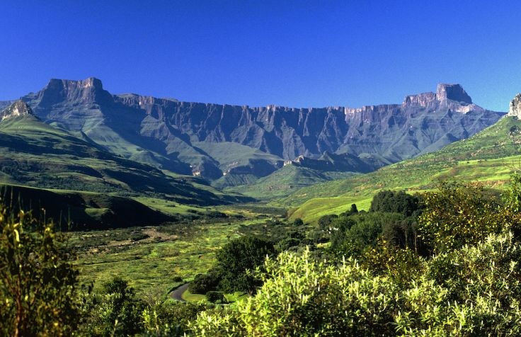 Drakensberg nghĩa là “Núi của Rồng” trong tiếng Hà Lan. Tên gọi phản ánh hình dáng dãy núi uốn lượn như thân rồng khổng lồ. Ảnh: Pinterest.