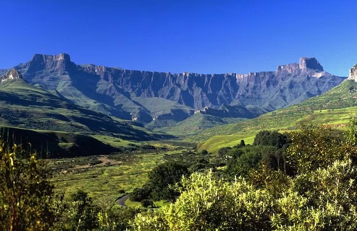 Drakensberg nghĩa là “Núi của Rồng” trong tiếng Hà Lan. Tên gọi phản ánh hình dáng dãy núi uốn lượn như thân rồng khổng lồ. Ảnh: Pinterest.