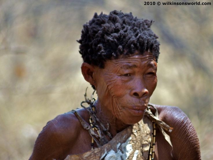 Ngôn ngữ của họ nổi tiếng với âm “click”. Đây là loại âm thanh đặc trưng phát ra bằng cách búng lưỡi, rất hiếm thấy trên thế giới. Ảnh: Pinterest.