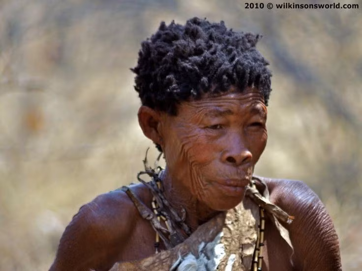 Ngôn ngữ của họ nổi tiếng với âm “click”. Đây là loại âm thanh đặc trưng phát ra bằng cách búng lưỡi, rất hiếm thấy trên thế giới. Ảnh: Pinterest.