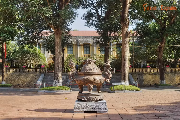 Từng bị phá hủy và cải tạo nhiều lần. Qua các cuộc chiến và biến động chính trị, nhiều công trình trong Hoàng thành bị phá bỏ, đặc biệt dưới thời Pháp thuộc khi khu vực được chuyển đổi để phục vụ mục đích quân sự của chính quyền thực dân.