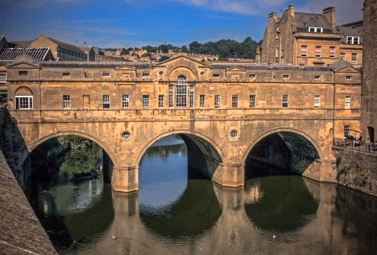 Cầu Pulteney – cây cầu có cửa hàng hai bên. Pulteney Bridge là một trong số ít cây cầu trên thế giới có các cửa hàng xây dọc hai bên. Được hoàn thành vào năm 1774, cây cầu này không chỉ là công trình giao thông mà còn là điểm tham quan kiến trúc rất nổi tiếng của thành phố. Ảnh: Pinterest.