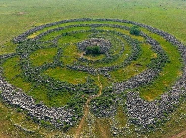 Được xây dựng từ hàng chục nghìn tấn đá bazan. Di tích gồm các vòng đá đồng tâm xếp từ đá bazan đen, tổng khối lượng ước tính hơn 40.000 tấn. Ảnh: Pinterest.