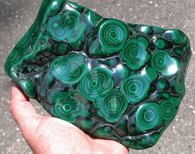 Dễ bị phân hủy trong axit. Mặc dù bền màu khi ở dạng khối, malachite có thể sủi bọt và tan khi tiếp xúc với dung dịch axit. Ảnh: Pinterest.