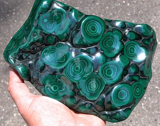 Dễ bị phân hủy trong axit. Mặc dù bền màu khi ở dạng khối, malachite có thể sủi bọt và tan khi tiếp xúc với dung dịch axit. Ảnh: Pinterest.