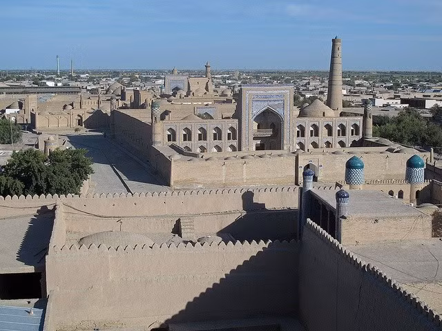 Dấu ấn Con đường Tơ lụa. Khiva từng là trạm dừng quan trọng trên Con đường Tơ lụa, nơi thương nhân từ Ba Tư, Nga và Trung Quốc gặp gỡ, trao đổi hàng hóa, văn hóa và ý tưởng trong nhiều thế kỷ. Ảnh: Pinterest.