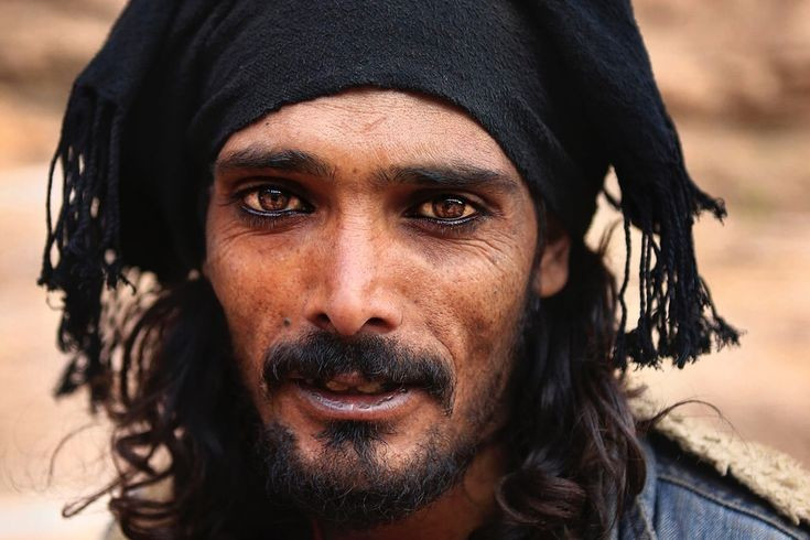 Luật tục dựa trên danh dự và huyết thống. Các bộ tộc Bedouin duy trì trật tự xã hội riêng dựa trên các quy định nội bộ. Ảnh: Pinterest.