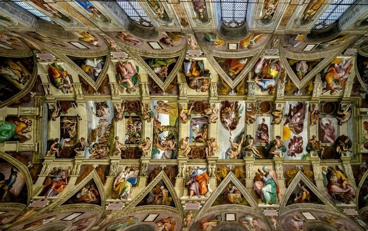 Nhà nguyện Sistine nổi tiếng thế giới. Trần nhà nguyện được họa sĩ thiên tài Michelangelo vẽ với các bức bích họa như “Sự sáng tạo của Adam”. Đây cũng là nơi diễn ra mật nghị hồng y để bầu chọn Giáo hoàng mới. Ảnh: Pinterest.