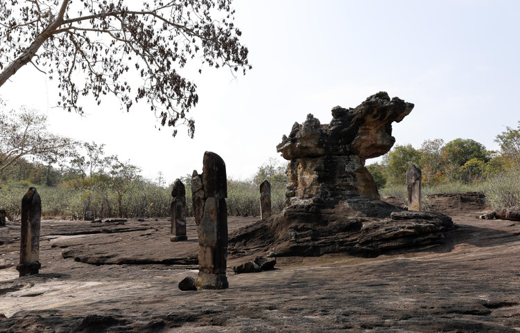 Một điểm đến hấp dẫn cho khảo cổ và du lịch sinh thái. Ngày nay, Phu Phra Bat không chỉ thu hút du khách yêu thiên nhiên mà còn hấp dẫn các nhà khảo cổ và nghiên cứu văn hóa. Những con đường mòn xuyên rừng dẫn tới các khối đá và di tích cổ tạo nên trải nghiệm khám phá độc đáo. Ảnh: monkeystale.ca.