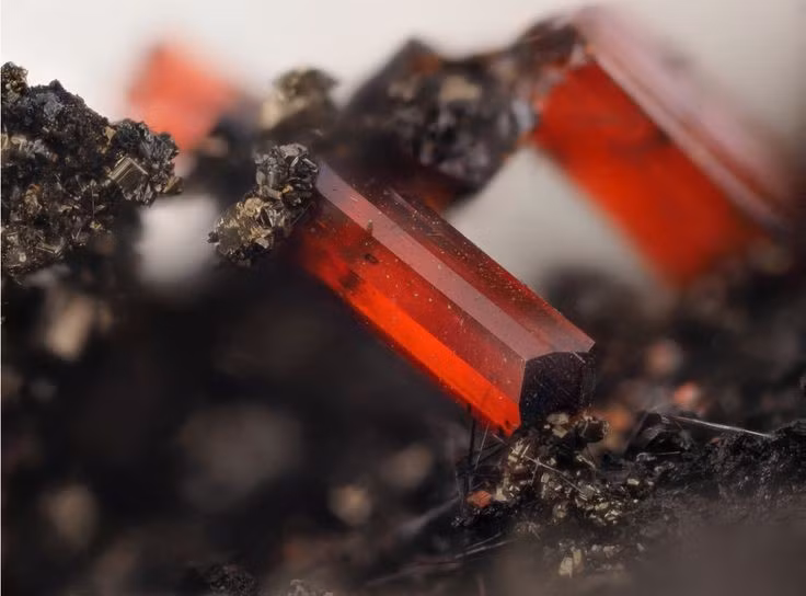 Dễ phân hủy dưới ánh sáng. Khi tiếp xúc lâu với ánh sáng mặt trời, Realgar sẽ biến đổi thành pararealgar màu vàng, mất đi màu đỏ đặc trưng. Ảnh: Pinterest.