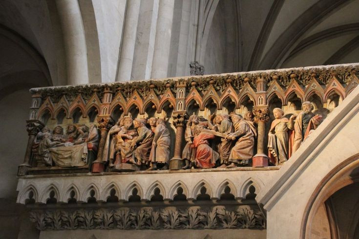 Chi tiết chạm khắc tinh vi. Các cột, mái vòm và cửa sổ kính màu đều được trang trí công phu, thể hiện trình độ nghệ thuật cao của các nghệ nhân thời đó. Ảnh: Pinterest.