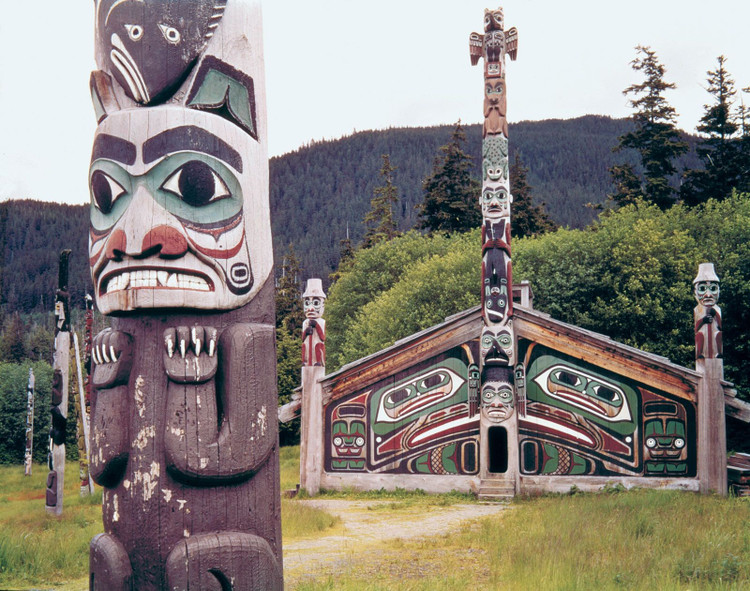 Nghệ thuật chạm khắc gỗ tinh xảo. Người Tlingit nổi tiếng với nghệ thuật điêu khắc trên gỗ tuyết tùng, thể hiện qua cột totem, mặt nạ và đồ dùng nghi lễ. Các họa tiết động vật mang tính biểu trưng cao, kể lại lịch sử thị tộc và các truyền thuyết tổ tiên. Ảnh: britannica.com.