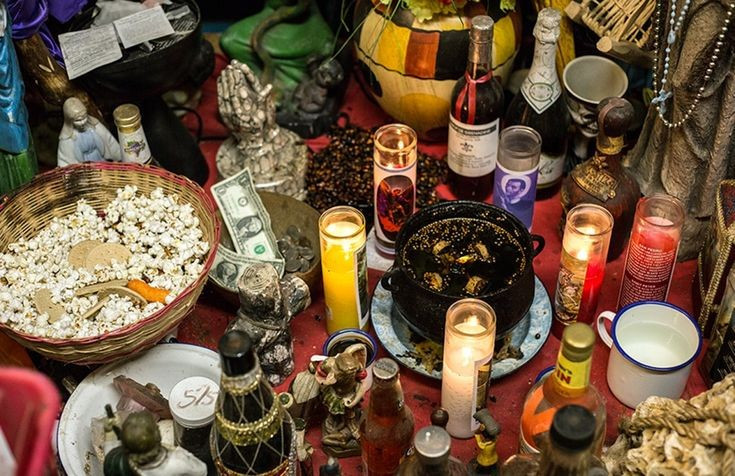 4. Tôn thờ nhiều linh hồn gọi là “loa”. Các tín đồ Vodou không thờ thần tối cao trực tiếp mà kết nối với thế giới thiêng qua các linh hồn trung gian (loa), mỗi vị có cá tính, sở thích và biểu tượng riêng. Ảnh: Pinterest.