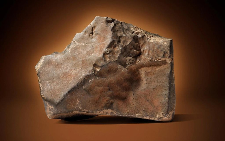 NWA 16788 có lớp vỏ ngoài cấu trúc giống thủy tinh do cháy ma sát khi lao qua khí quyển, với kích thước 38x28x15cm. Ảnh: Renascença.