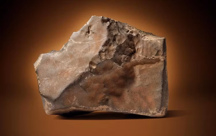 NWA 16788 có lớp vỏ ngoài cấu trúc giống thủy tinh do cháy ma sát khi lao qua khí quyển, với kích thước 38x28x15cm. Ảnh: Renascença.