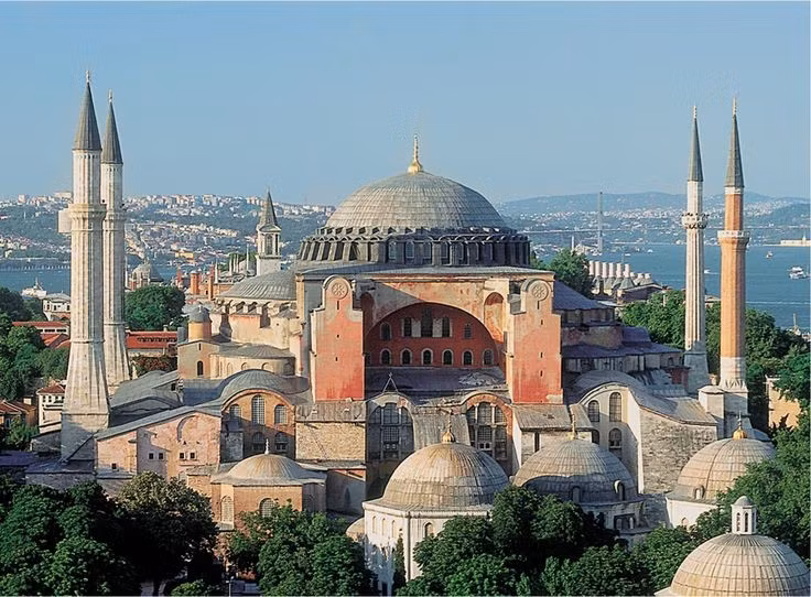 Được xây dựng dưới thời Hoàng đế Justinian I. Hagia Sophia được khởi công năm 532 và hoàn thành năm 537 theo lệnh của Hoàng đế Byzantine Justinian I. Khi hoàn thành, đây là nhà thờ lớn nhất thế giới Kitô giáo và là biểu tượng quyền lực của Đế chế Đông La Mã. Ảnh: Pinterest.