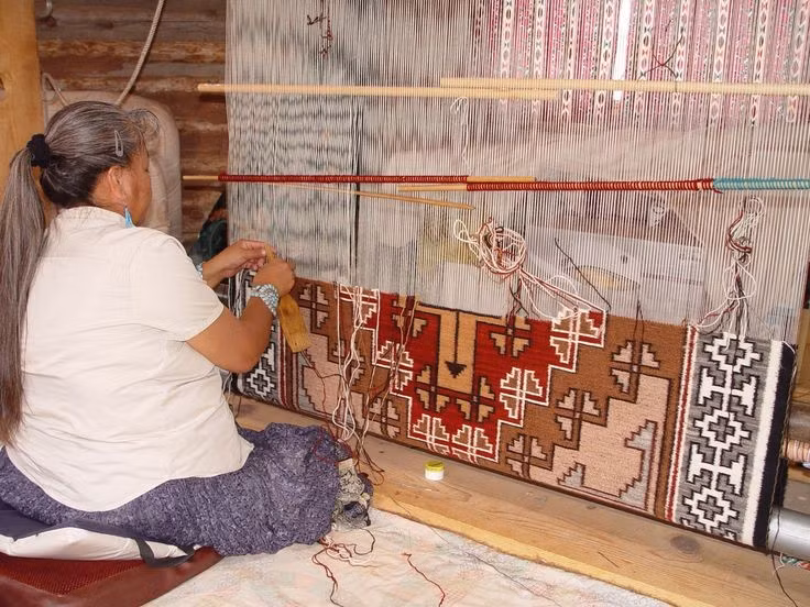 Nghề dệt thảm nổi tiếng thế giới. Thảm Navajo có hoa văn hình học tinh tế, màu sắc tự nhiên và được đánh giá cao trên thị trường nghệ thuật. Ảnh: Pinterest.