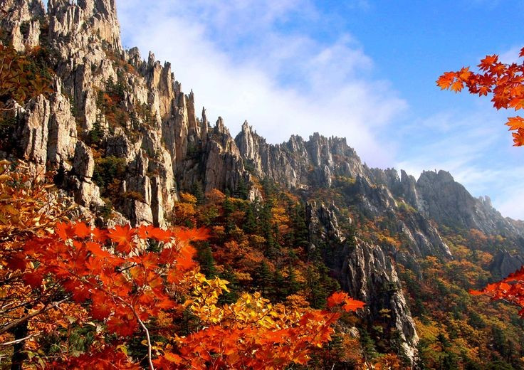 Núi Kim Cương (CHDCND Triều Tiên). Danh thắng này gây ấn tượng với địa hình núi đá granit kỳ vĩ, gắn liền với thi ca, hội họa và tín ngưỡng Triều Tiên suốt nhiều thế kỷ. Cảnh quan vừa mang giá trị thẩm mỹ, vừa thể hiện chiều sâu văn hóa Á Đông. Ảnh: Pinterest.