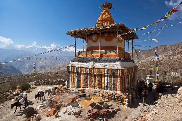 Truyền thống Phật giáo mạnh mẽ. Hầu hết cộng đồng Sherpa theo dòng Phật giáo Kim Cang thừa. Ảnh: Pinterest.