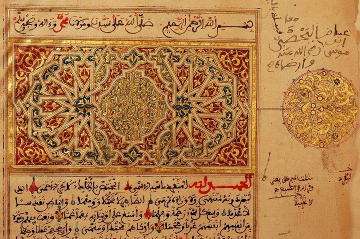 Die Manuskripte wurden in Arabisch und Songhai verfasst. Die Inhalte umfassten Religion, Wissenschaft, Medizin, Recht und Literatur. Foto: Pinterest. Các bản thảo được viết bằng tiếng Ả Rập và Songhai. Nội dung bao quát tôn giáo, khoa học, y học, luật học và văn học. Ảnh: Pinterest.