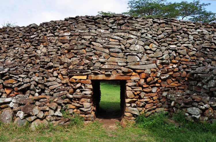 Có hệ thống bảo vệ phức tạp. Các bức tường ngoài cao tới 4,2 mét, cùng lối ra vào hẹp giúp tăng khả năng phòng thủ trước những mối đe dọa. Ảnh: paukwa.or.ke.