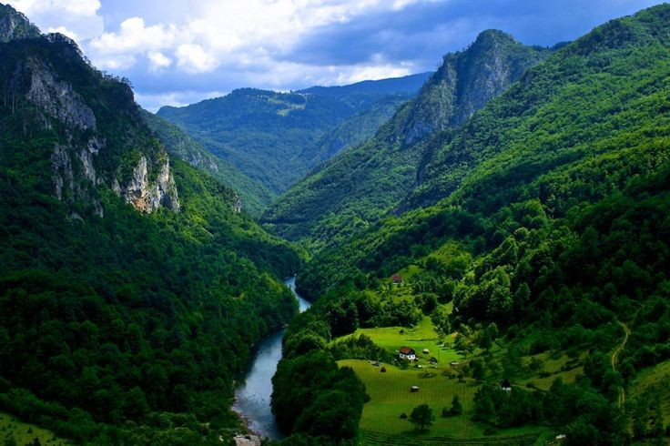 Được hình thành bởi hoạt động băng hà cổ đại. Hàng chục đỉnh núi sắc nhọn, thung lũng chữ U và hơn 20 hồ băng, gọi là “mắt núi”, phản ánh dấu ấn rõ nét của kỷ băng hà. Ảnh: Pinterest.