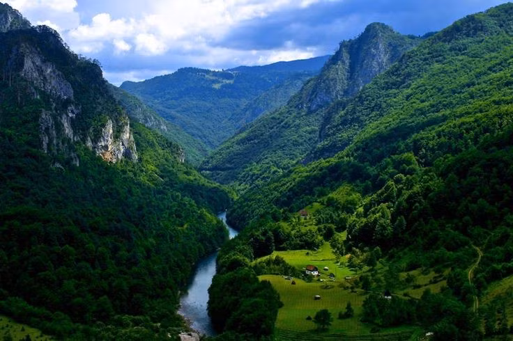 Được hình thành bởi hoạt động băng hà cổ đại. Hàng chục đỉnh núi sắc nhọn, thung lũng chữ U và hơn 20 hồ băng, gọi là “mắt núi”, phản ánh dấu ấn rõ nét của kỷ băng hà. Ảnh: Pinterest.