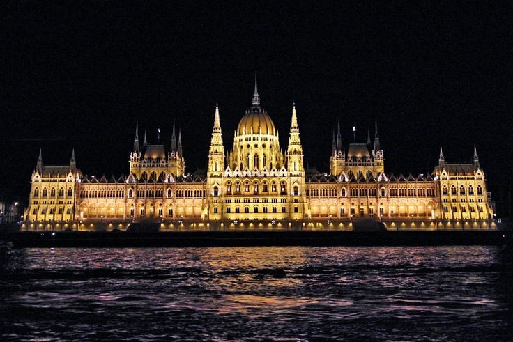 Điểm tham quan nổi tiếng của Budapest. Ngày nay, ngoài chức năng lập pháp, Tòa nhà Quốc hội Hungary còn mở cửa cho du khách tham quan. Ánh đèn vàng rực rỡ về đêm khiến công trình trở thành trái tim rực sáng của thủ đô Hungary. Ảnh: Pinterest.