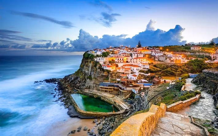 Điểm đến không thể bỏ lỡ khi tới Bồ Đào Nha. Chỉ cách Lisbon khoảng 30 km, Sintra là chuyến đi trong ngày lý tưởng cho du khách khám phá kiến trúc, lịch sử và thiên nhiên. Thành phố nhỏ bé này vẫn giữ được nét cổ kính quyến rũ qua nhiều thế kỷ. Ảnh: Pinterest.