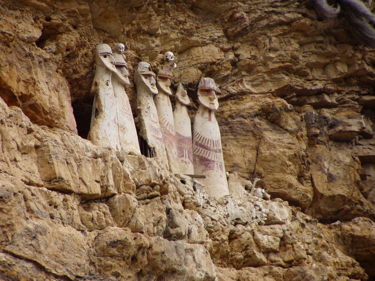 3. Lăng mộ thường được trang trí bằng họa tiết kỳ bí. Các bức tường quanh nơi chôn cất thường có hình vẽ và biểu tượng đặc trưng, có thể mang ý nghĩa tôn giáo hoặc xã hội. Ảnh: Pinterest.