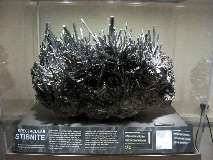 Hình mẫu quý trong sưu tập khoáng vật. Nhờ hình dạng tinh thể đẹp mắt và hiếm, Stibnite được nhiều nhà sưu tập khoáng vật săn lùng. Ảnh: Pinterest.
