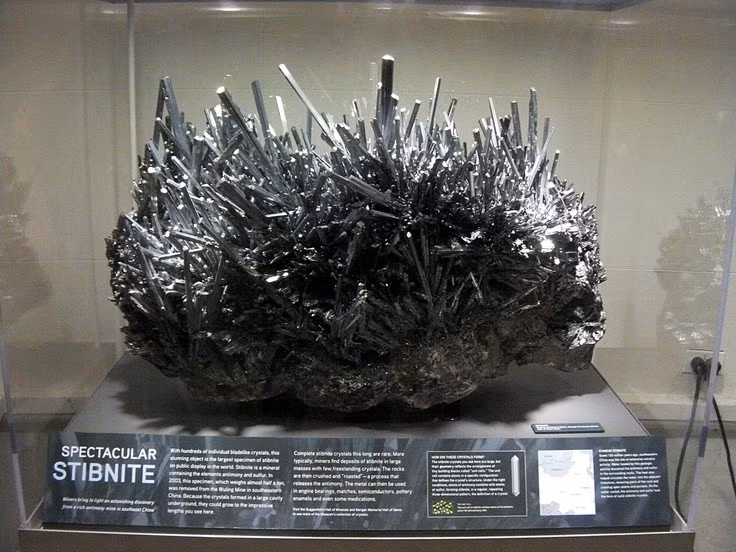 Hình mẫu quý trong sưu tập khoáng vật. Nhờ hình dạng tinh thể đẹp mắt và hiếm, Stibnite được nhiều nhà sưu tập khoáng vật săn lùng. Ảnh: Pinterest.