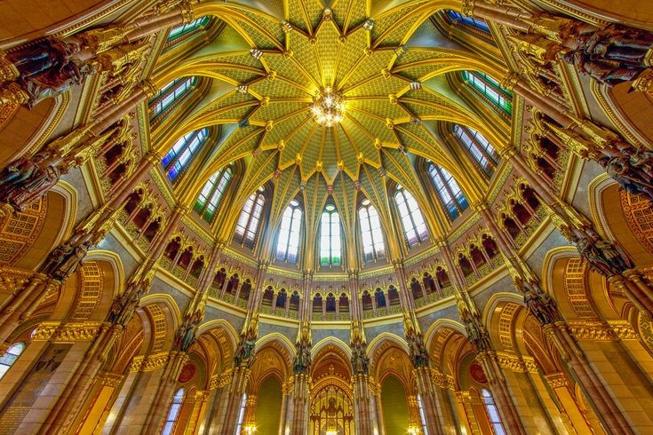 Nội thất dát vàng xa hoa. Bên trong, Tòa nhà Quốc hội được trang trí bằng khoảng 40 kg vàng, cùng tranh tường, kính màu và tượng điêu khắc tinh xảo. Phòng họp chính có hình bán nguyệt, phản ánh truyền thống nghị viện châu Âu hiện đại. Ảnh: Pinterest.