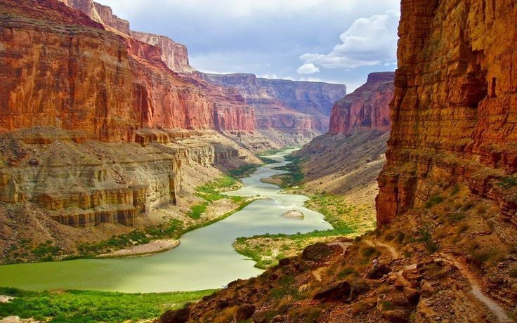 Dòng sông Colorado tạo nên hẻm núi này. Trong suốt 6 triệu năm, sông Colorado bào mòn đá, khắc sâu thành cảnh quan kỳ vĩ hiện nay. Ảnh: Pinterest.