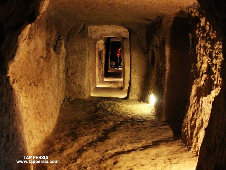 Hệ thống thông gió cực kỳ thông minh. Dù nằm sâu dưới đất, Noushabad vẫn được cung cấp không khí nhờ các giếng thông gió khéo léo kết nối với bề mặt, đảm bảo sinh hoạt lâu dài cho cư dân. Ảnh: tappersia.com.
