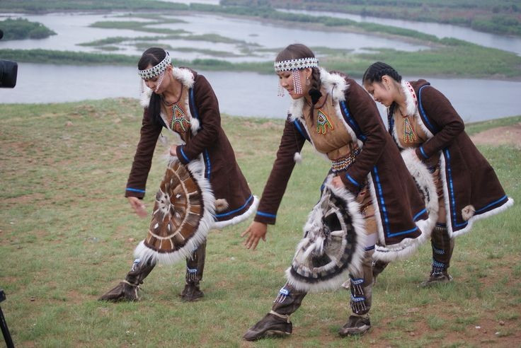 Tín ngưỡng shaman giáo. Truyền thống tâm linh của Evenki gắn liền với shaman giáo, tôn kính linh hồn tự nhiên và tổ tiên. Thầy tế shaman giữ vai trò trung gian giữa con người và thế giới linh hồn. Ảnh: Pinterest.