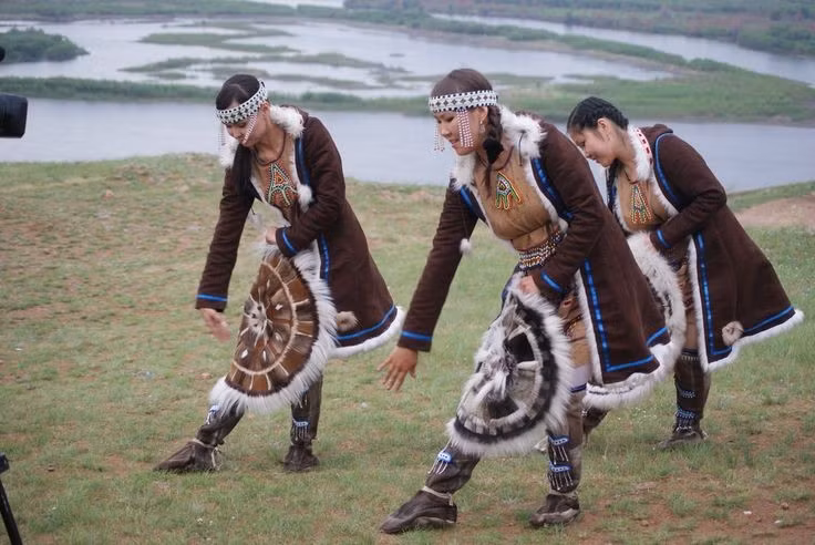 Tín ngưỡng shaman giáo. Truyền thống tâm linh của Evenki gắn liền với shaman giáo, tôn kính linh hồn tự nhiên và tổ tiên. Thầy tế shaman giữ vai trò trung gian giữa con người và thế giới linh hồn. Ảnh: Pinterest.