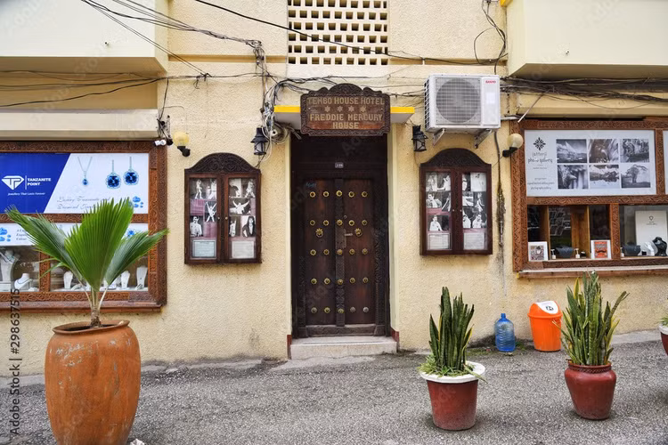 Là quê hương của Freddie Mercury. Freddie Mercury – giọng ca huyền thoại của ban nhạc Queen – sinh ra tại thị trấn Đá. Ngôi nhà thời thơ ấu của ông hiện trở thành điểm tham quan thu hút du khách. Ảnh: ftcdn.net.