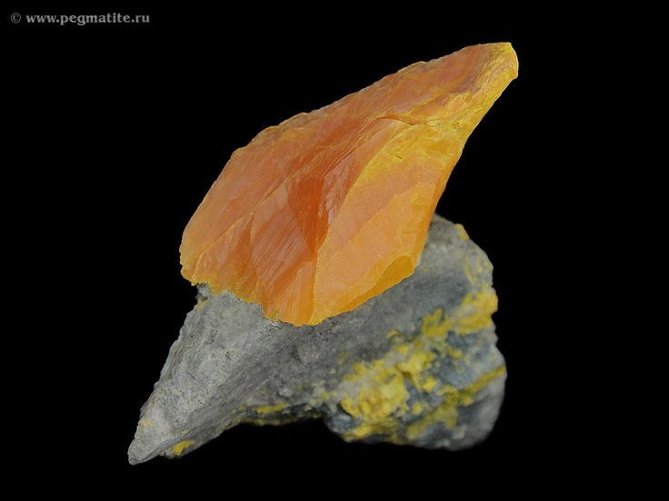 Có cấu trúc tinh thể mềm và dễ vỡ. Orpiment có độ cứng rất thấp trên thang Mohs, chỉ khoảng 1,5–2, khiến nó dễ trầy xước và không phù hợp làm trang sức thông thường. Ảnh: Pinterest.