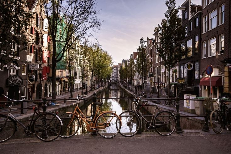 Thành phố của xe đạp. Amsterdam được xem là một trong những thành phố thân thiện với xe đạp nhất thế giới. Hệ thống đường dành riêng cho xe đạp phát triển rộng khắp và hàng trăm nghìn chiếc xe đạp được sử dụng mỗi ngày như phương tiện di chuyển chính của người dân. Ảnh: Pinterest.